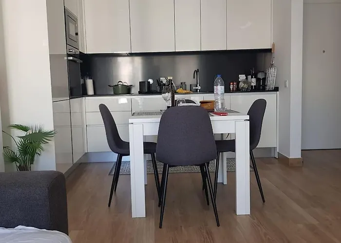 Charming Monte On Floor. 波尔蒂芒