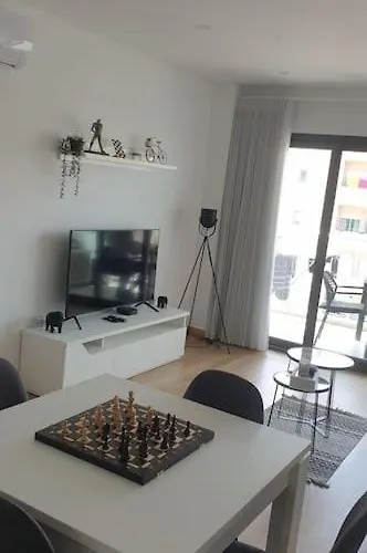 Charming Monte On Floor. 波尔蒂芒